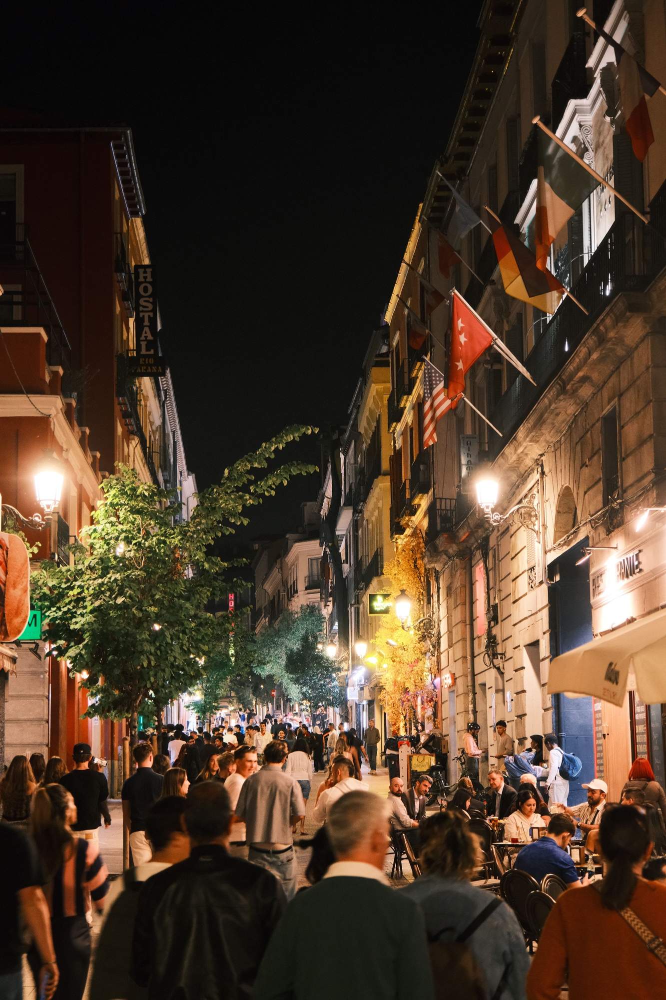 Café de barrio en Chamberí o Las Letras, mesa en la acera, luz de mañana.